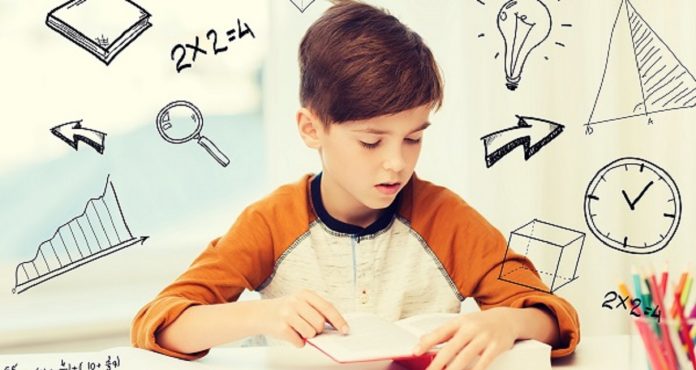 student boy reading book or textbook at home compiti a casa