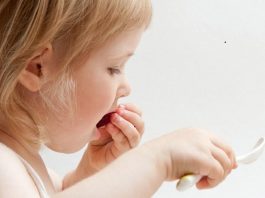 Mangiare con le mani aiuta l'alimentazione dei bambini