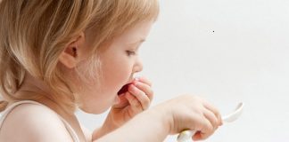 Mangiare con le mani aiuta l'alimentazione dei bambini